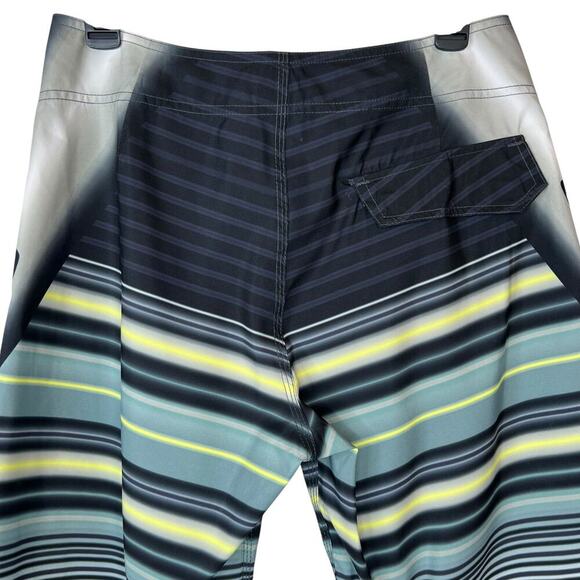 OAKLEY 10.5" Board and Surf Shorts in Black & Gray Men's 30 Waist - Picture 8 of 13
